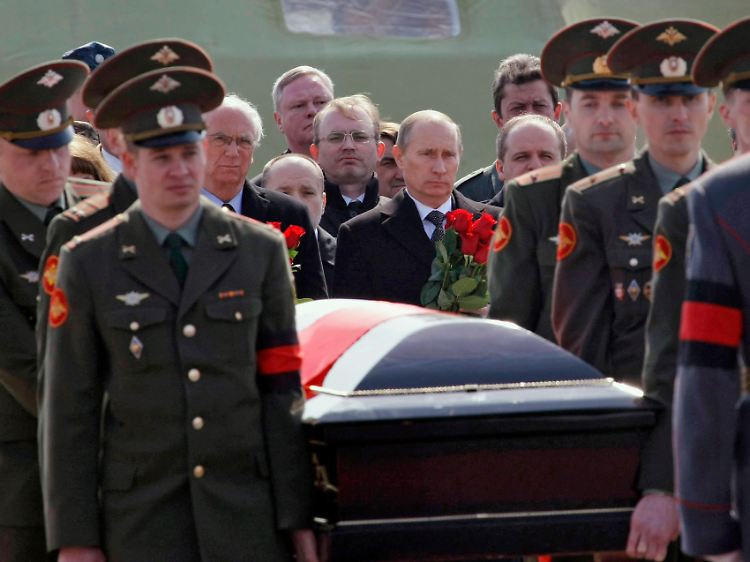 Russlands Ministerpräsident Putin verabschiedete den Leichnam Kaczynskis in Smolensk.