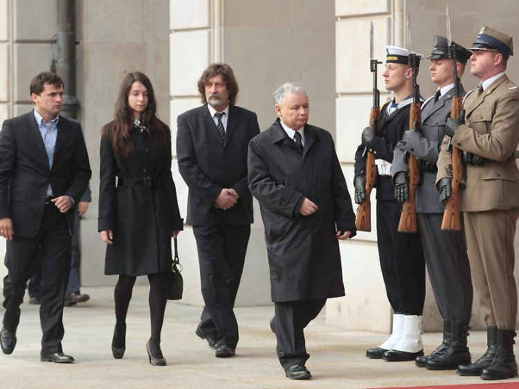 Kaczynskis Tochter Marta Kaczynska, ihr Mann Marcin Dubieniecki (l.), Kaczynskis Zwillingsbruder Jaroslaw und Jan Maria Tomaszewski, ein Cousin des Staatsoberhaupts, auf dem Weg in den Präsidentenpalast.