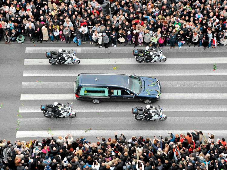 Der Leichenwagen mit dem Sarg Kaczynskis auf dem Weg zum Präsidentenpalast.