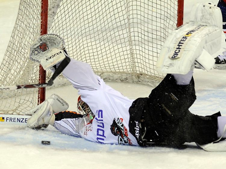 Wie schon im Viertelfinale gegen Titelverteidiger Eisbären Berlin präsentiert sich Augsburgs Keeper Dennis Endras auch im Halbfinale gegen Wolfsburg in Topform.