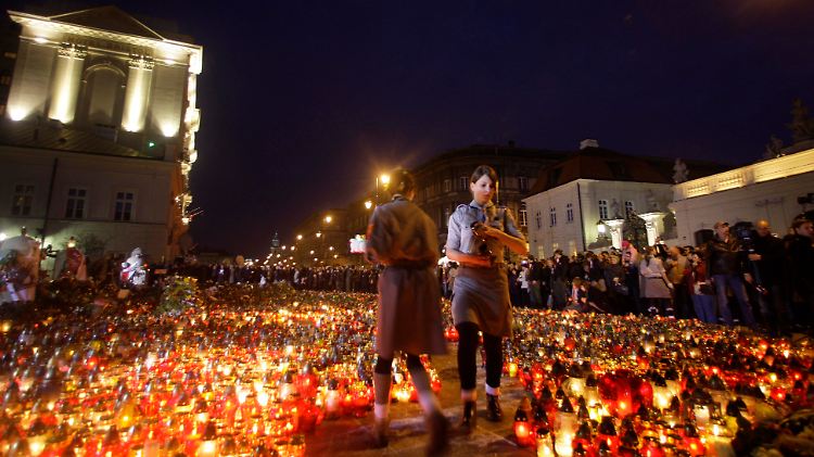 Tausende bringen Blumen und Kerzen zum Präsidentenpalast in Warschau.