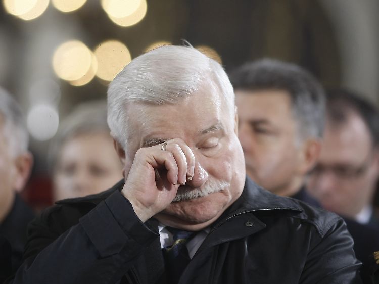 Polens Ex-Präsident Lech Walesa wischt sich während einer Messe in Danzig die Augen.