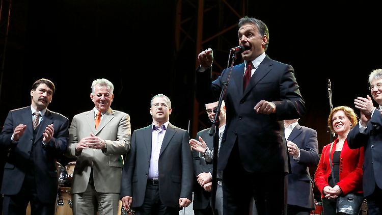 Orban kehrt nach acht Jahren in das Amts des Regierungschefs zurück.