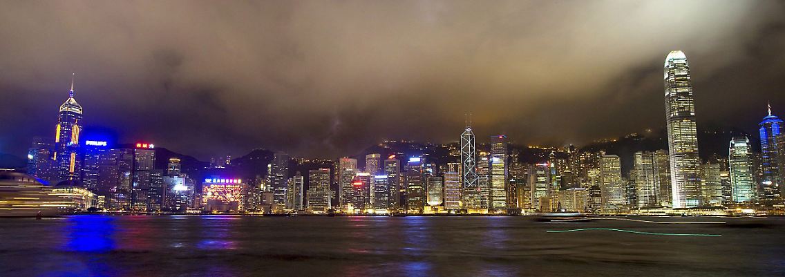 Die Skylinebeleuchtung von Hongkong macht die Nacht zum Tag.