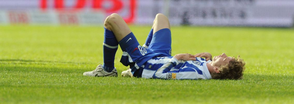 Verschwörungsopfer? Berlins Fabian Lustenberger am Boden.
