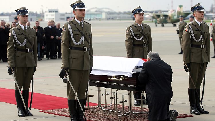 Jaroslaw Kaczynski am Sarg seines Bruders Lech in Warschau ...