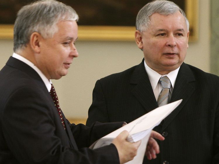Premierminister Jaroslaw Kaczynski (rechts) überreicht im November 2007 dem Präsidenten und Bruder Lech Kaczynski seine Entlassungsurkunde.