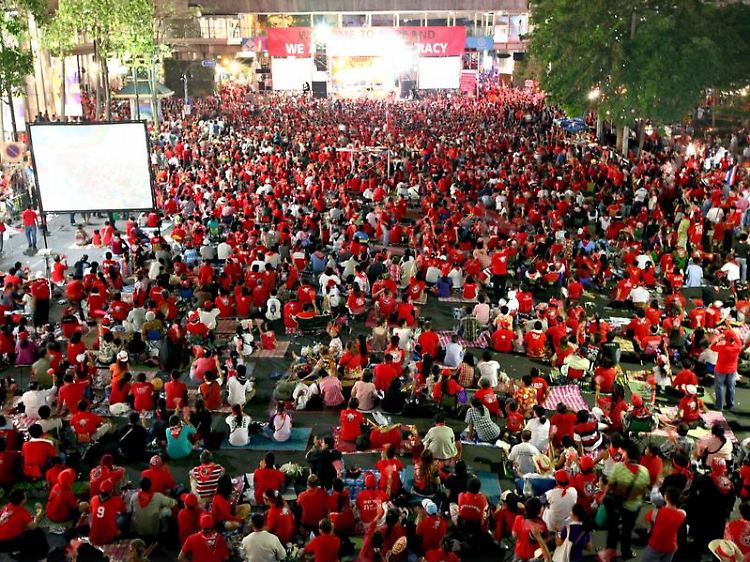 In Bangkok gehen die Proteste weiter - dennoch bieten die führenden Reiseveranstalter bislang keine kostenlosen Umbuchungen an.