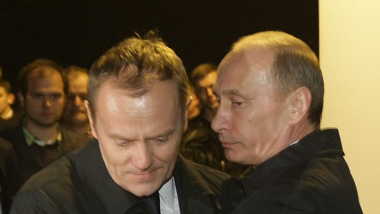 Putin umarmt Tusk (links) in Smolensk.