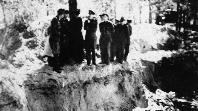Ein Massengrab in Katyn im Jahr 1943.