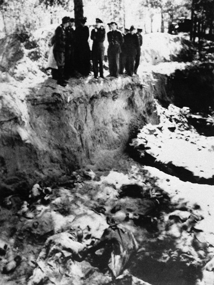 Deutsche und alliierte Offiziere im Mai 1943 bei einem Massengrab in Katyn.