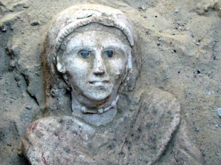 Die Totenmaske der Frau ist gut erhalten.