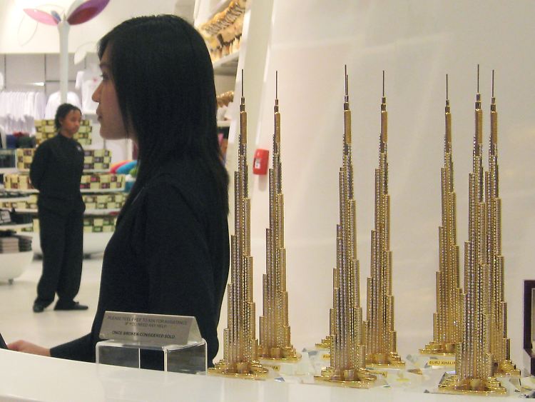 Nachbildungen des Turms aus Messing in einem Souvenirladen im Einkaufszentrum am Fuße des Burj Chalifa.