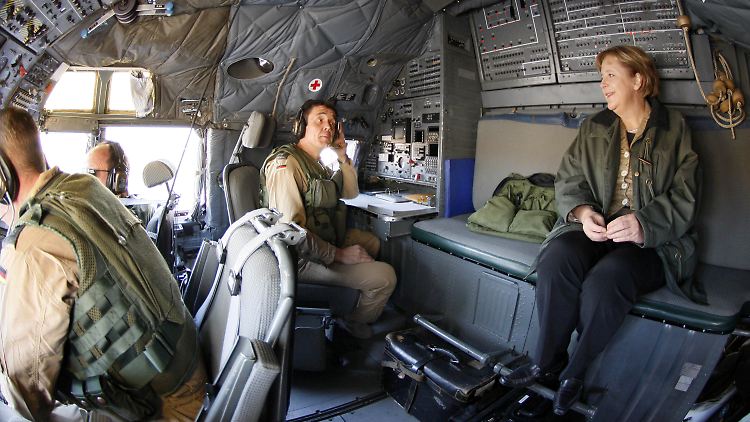 Merkel auf einem Flug mit einer Transall in Usbekistan.