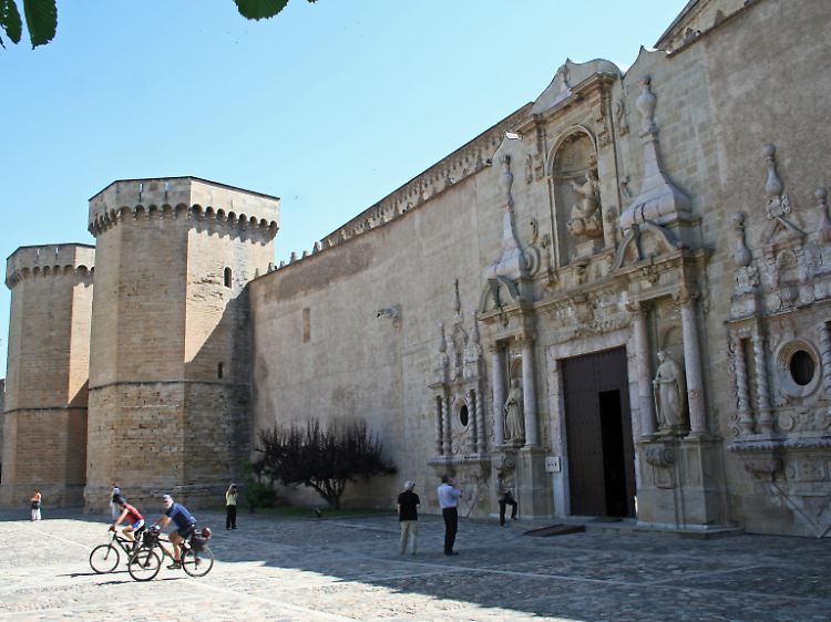 Die meterhohen Klostermauern machen Eindruck: Monestir de Santa María de Poblet, die größte bewohnte Abtei Europas.