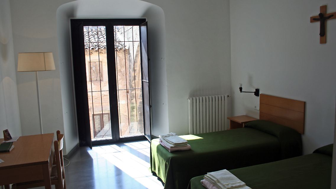 Kreuz, Schreibtisch, Lampe: Im Kloster Santa María de Vallbona sind viele Nonnenzellen zu Fremdenzimmern geworden.