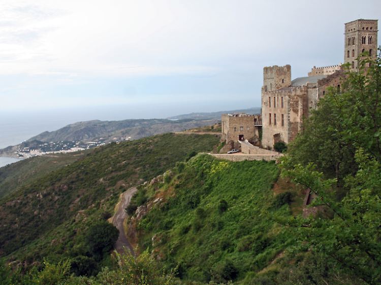 Reizvolle Lage über dem Mittelmeer: Das Kloster San Pere de Rodes ist ein Ziel und eine Herberge für viele Wanderer.