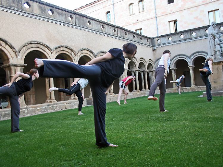 Yoga am Kreuzgang: Die Monestir des les Avellanes bietet ihren Gästen neben Spirituellem auch viel Sportliches.