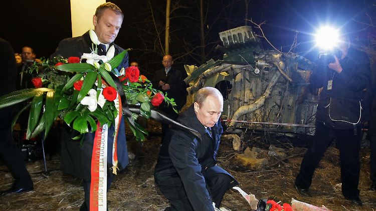 Der russische Ministerpräsident Wladimir Putin und sein polnischer Kollege Donald Tusk legen Blumen an der Unglücksstelle nieder.