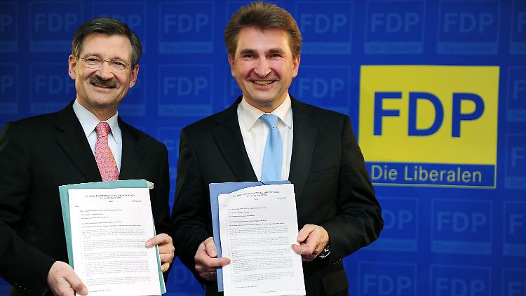 Hermann-Otto Solms (r.) und Andreas Pinkwart stellen den Leitantrag vor.
