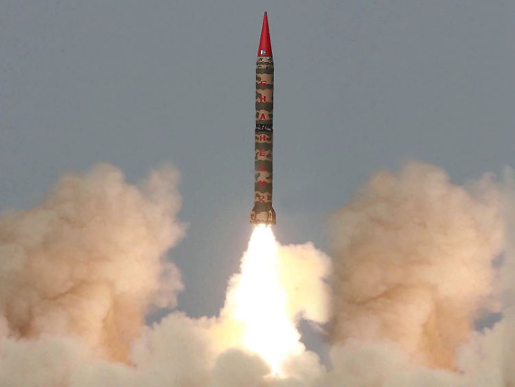 Eine atomwaffentaugliche Mittelstreckenrakete während eines Tests in Pakistan.