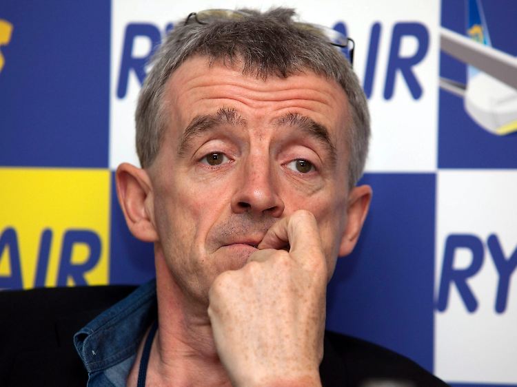 Michael O'Leary: "Warum kann man in einem Flugzeug nicht stehen, wenn man in einem Zug in der Londoner U-Bahn stehen kann?"