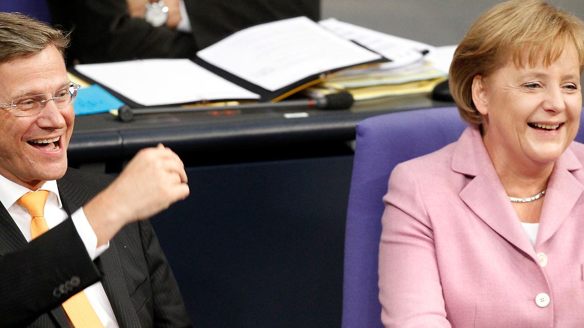 Endlich wieder ein kleiner Grund zum Jubeln: Guido Westerwelle und Angela Merkel.