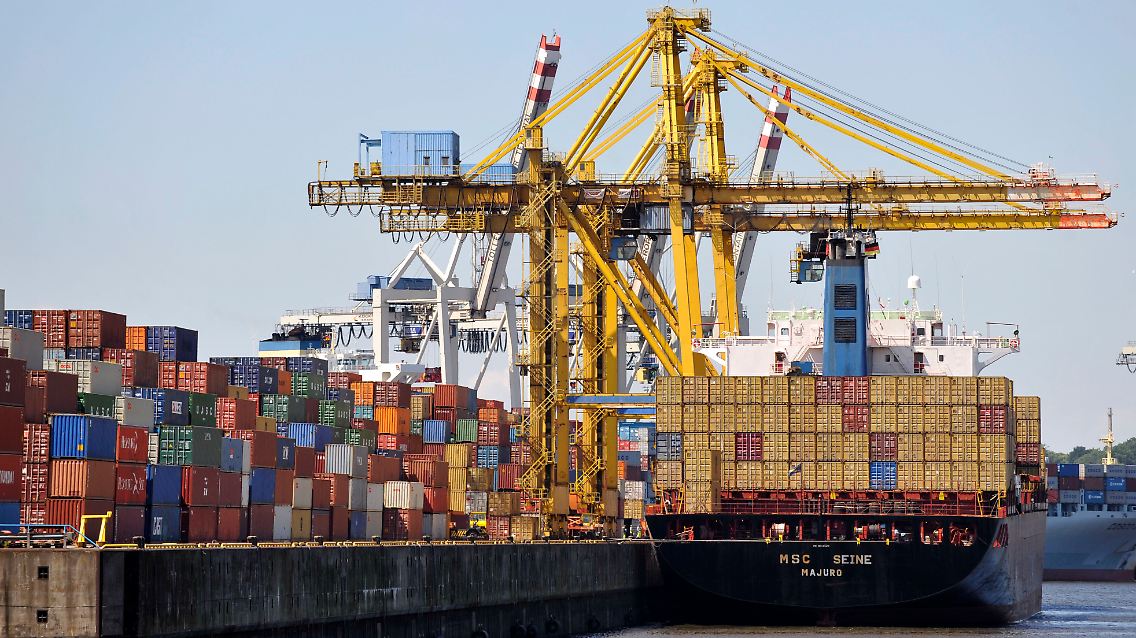 Im Hamburger Hafen nimmt der Containerumschlag wieder zu.