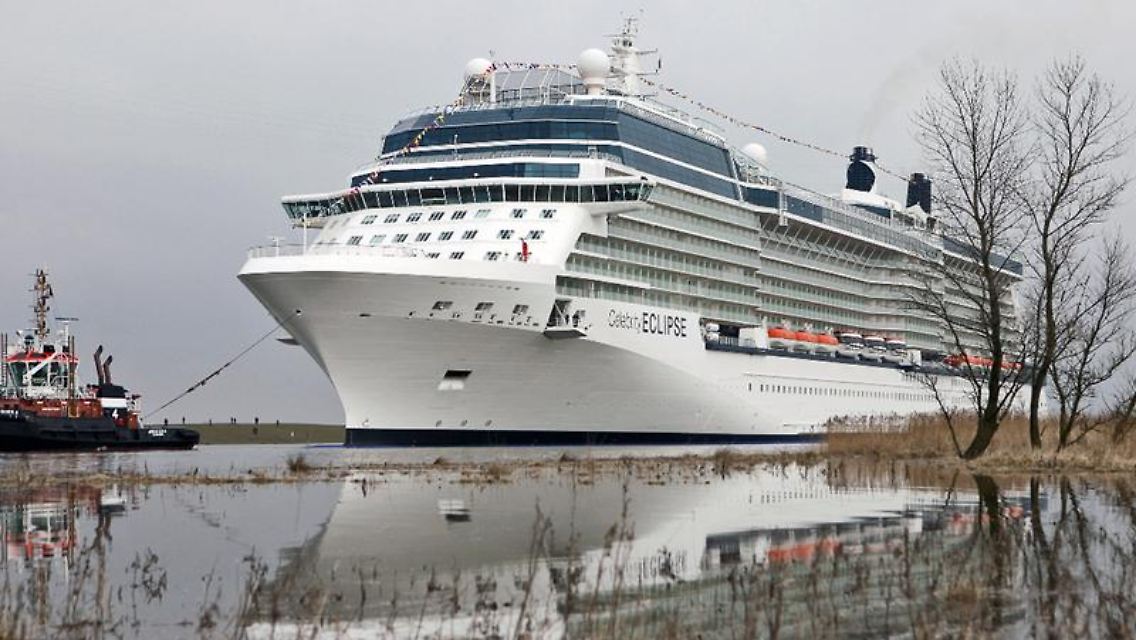 Die "Celebrity Eclipse" - hier bei der Emsüberführung von der Meyer-Werft in Papenburg zur Nordsee - wird das größte Schiff sein, das je in Rostock angelegt hat.