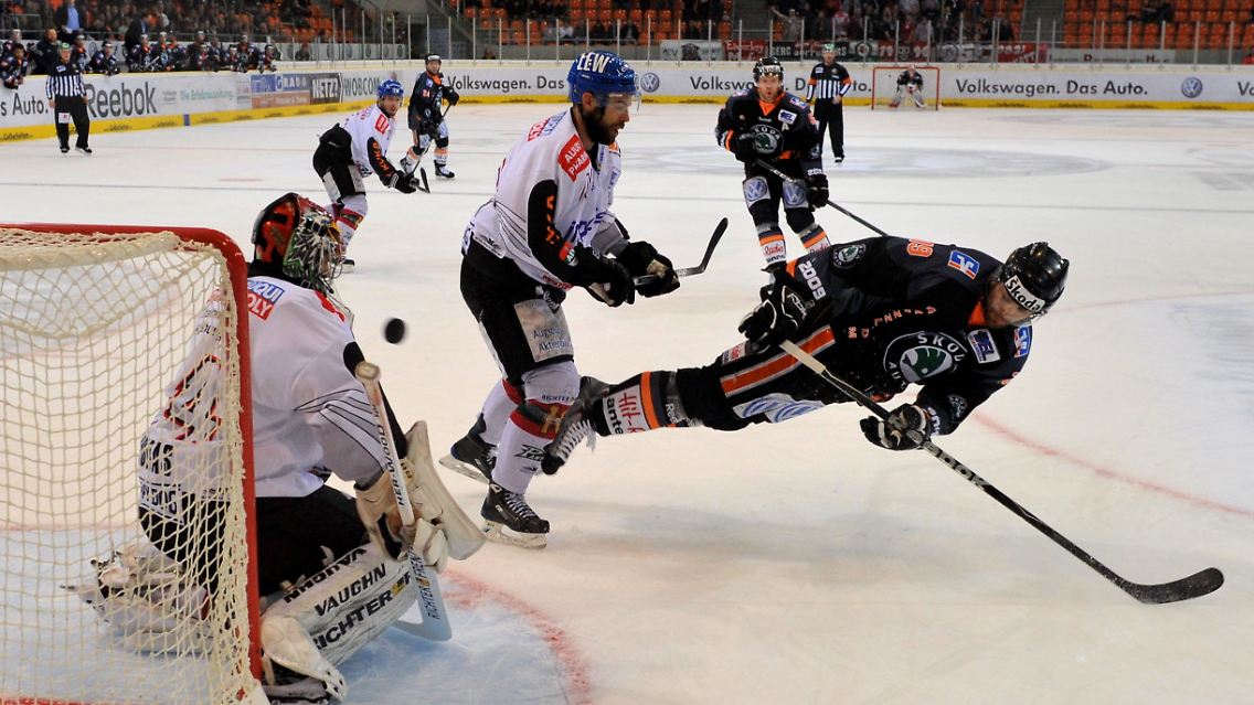 Wolfsburgs Ken Macgowan versucht es gegen Augsburgs Connor James und Torwart Dennis Endras.