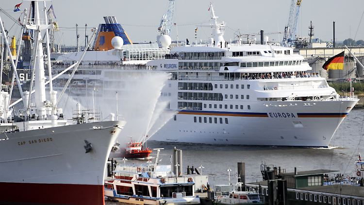 Das Kreuzfahrtschiff "MS Europa" fährt durch den Hafen von Hamburg (Archivbild von September 2009)