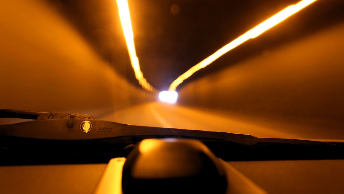 Ein Auto mit einem GPS-Empfänger: Das Umweltbundesamt macht sich für eine streckenbezogene Pkw-Maut stark.