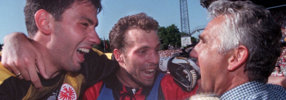 Retter Jörg Berger mit Oka Nikolov und Kapitän Ralf Weber, zwei seiner Frankfurter Nichtabstiegshelden.