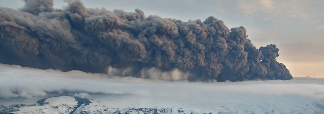 Der Vulkan streut seine Asche- und Raucwolken über halb Europa.