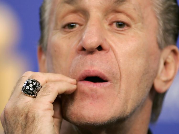 Pat Riley mit seinem Meisterring von 1987.