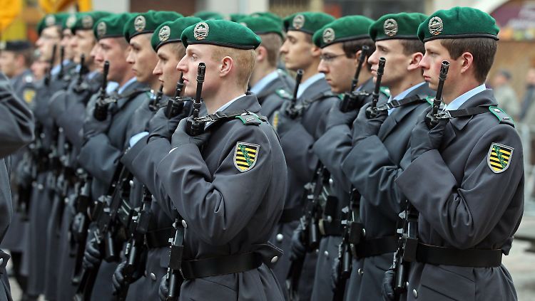 Im sächsischen Frankenberg wird bei einem Appell für Afghanistan-Heimkehrer der Panzergrenadierbrigade 37 der vier Gefallenen gedacht.