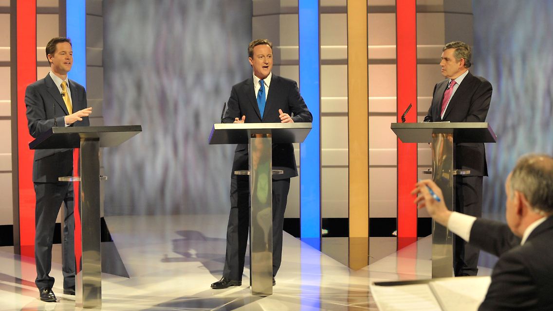 Premier Brown (r), Oppositionsführer Cameron und Clegg von den Liberaldemokraten (l) bei ihrem ersten TV-Duell.