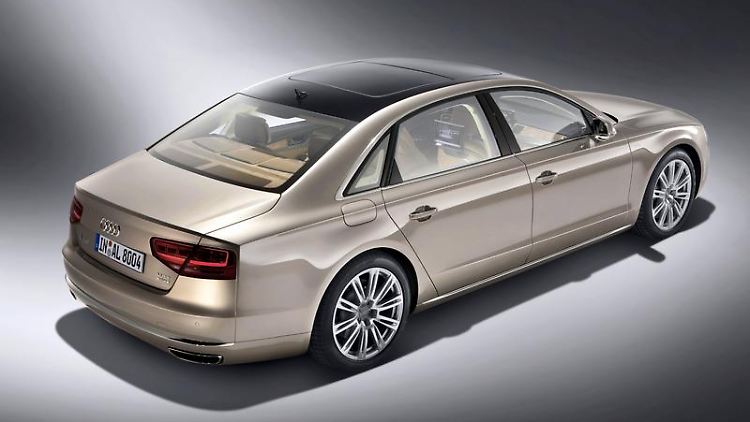 Verlängerter Luxusliner: Audi bringt den A8 Ende dieses Jahres als A8L auf den Markt - unter anderem mit neuem Zwölfzylindermotor.