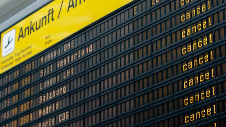 Anzeigetafel auf dem Berliner Flughafen Tegel. Hier wird Kanzlerin Merkel voraussichtlich nicht landen können.