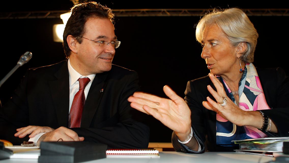 Griechenlands Finanzminister George Papaconstantinou spricht mit seiner französischen Amtskollegin Christine Lagarde.
