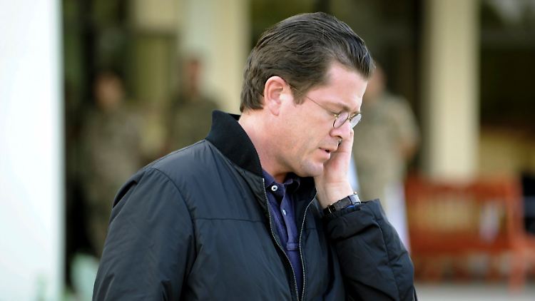 Verteidigungsminister Guttenberg erfuhr bei einem Zwischenstopp im usbekischen Termes von dem tödlichen Angriff. Er flog sofort zurück.