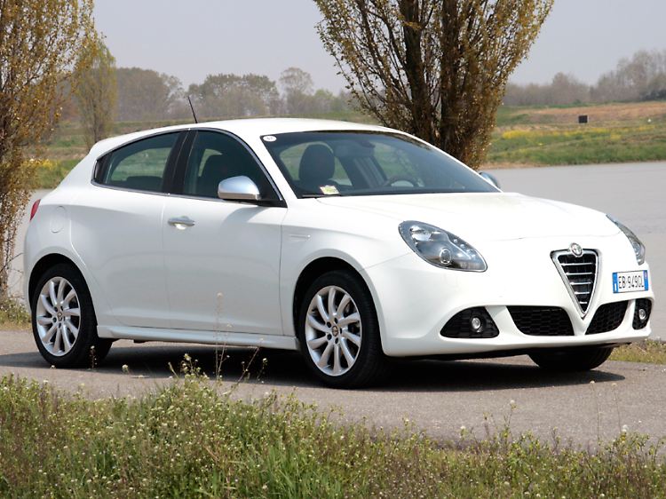 Die hinteren Türen werden mit einem senkrecht stehenden Klappgriff geöffnet, der sein Vorbild im Alfa 156 hat.