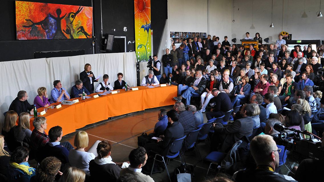 Podiumsdiskussion mit "Ehemaligen": Das Interesse ist groß.