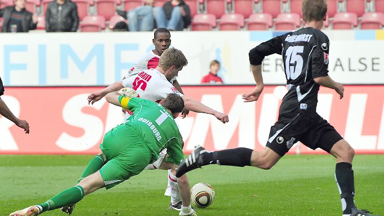 Der Augsburger Stephan Hain (M) spielt Torwart Tom Starke (M vorne) von Duisburg aus und erzielt das 1:0. 