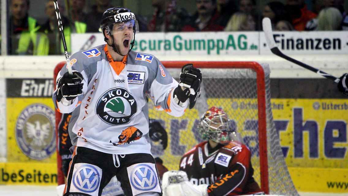 Wolfsburgs Kai Hospelt jubelt nach seinem Treffer zum 1:0. Im Hintergrund Augsburgs Torhüter Dennis Endras.