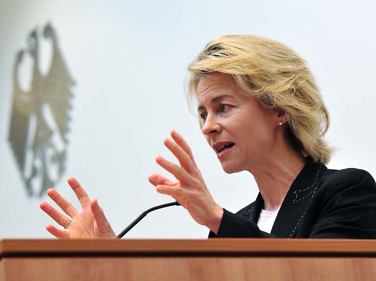 Bundesarbeitsministerin Ursula von der Leyen im Innenhof des Bundessozialgerichts in Kassel.