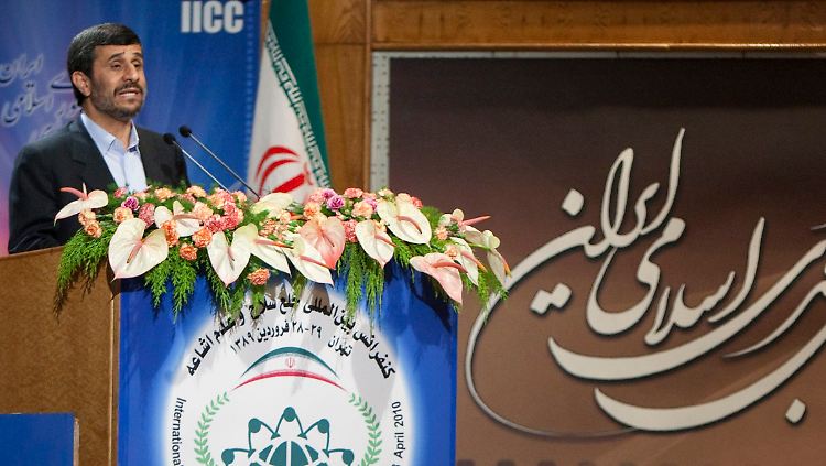 Ahmadinedschad auf dem Atomgipfel in Teheran.
