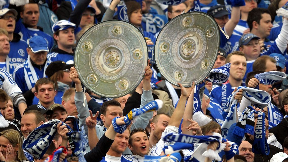 Wohin geht die Schale? Die Schalker spielen heute gegen Mönchengladbach, der FC Bayern München empfängt Hannover.