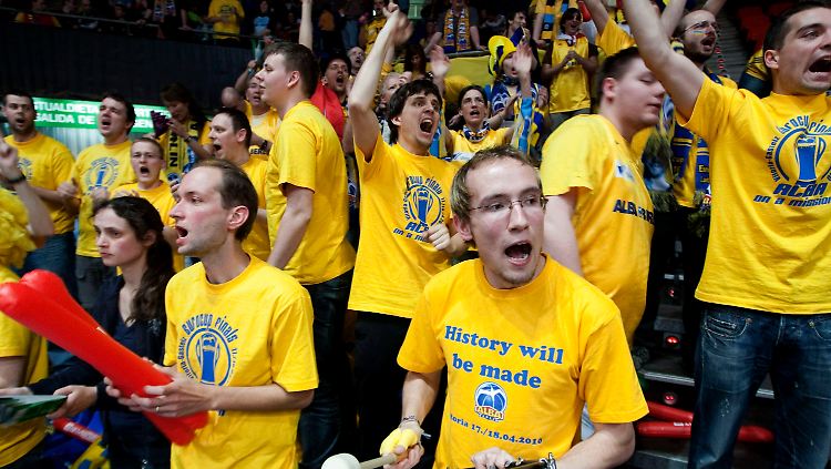 Statt wie geplant 400 schaffen es nur 50 Alba-Fans rechtzeitig ins spanische Vitoria zum Final-Four-Turnier des Eurocups - die 26-stündige Busfahrt lohnt sich.