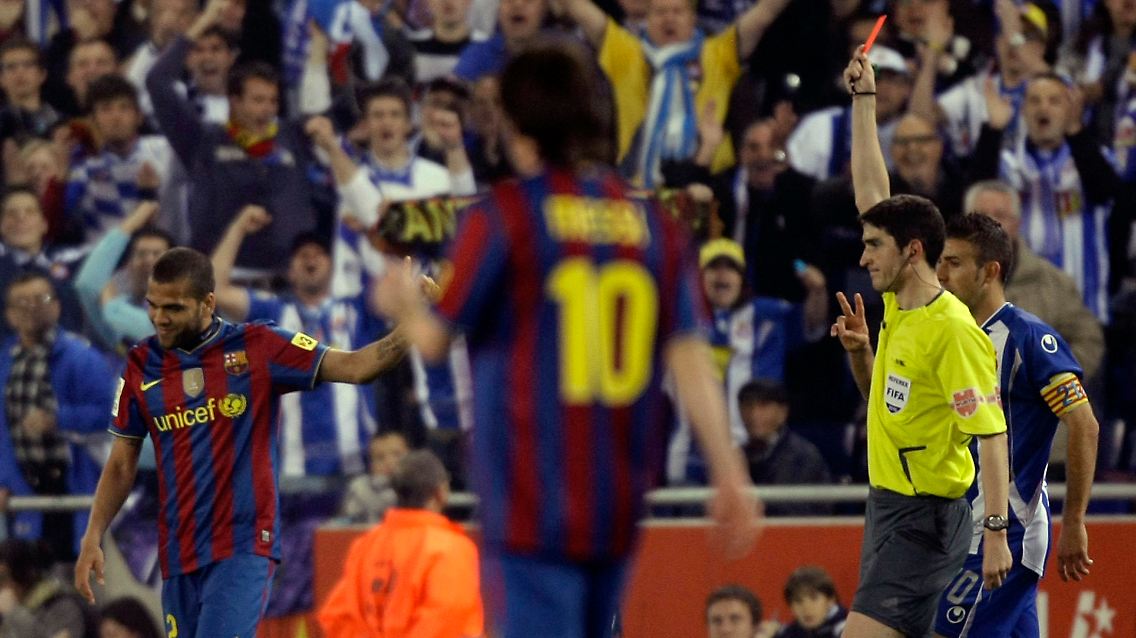 Für Barcas Rechtsverteidiger Dani Alves war die Partie bereits in der 62. Minute beendet.